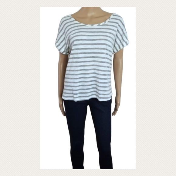 Sz M Two by Vince Camuto Rolled Sleeve Top - Picture 2 of 8